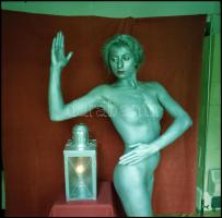 cca 1992 Az éjjeliőr lámpása, Menesdorfer Lajos (1941-2005) budapesti fotóművész hagyatékából, 3 db ...