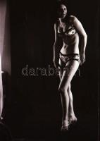 cca 1972 A női bájak felvillantásának művészete, szolidan erotikus felvételek, 12 db vintage NEGATÍV, 36x24 mm