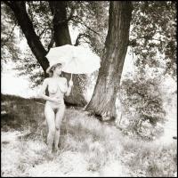1987 Éva a paradicsomban napernyővel, Menesdorfer Lajos (1941-2005) budapesti fotóművész hagyatékábó...