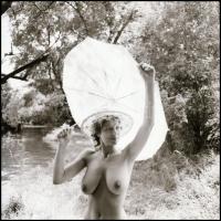 1987 Éva a paradicsomban napernyővel, Menesdorfer Lajos (1941-2005) budapesti fotóművész hagyatékábó...