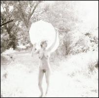 1987 Éva a paradicsomban napernyővel, Menesdorfer Lajos (1941-2005) budapesti fotóművész hagyatékábó...