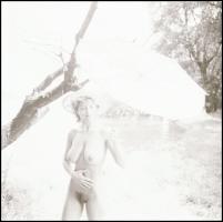 1987 Éva a paradicsomban napernyővel, Menesdorfer Lajos (1941-2005) budapesti fotóművész hagyatékábó...