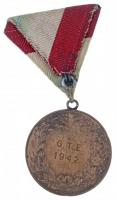 1942. "GTE 1942" kétoldalas Br lövészeti díjérem mellszalagon T:2