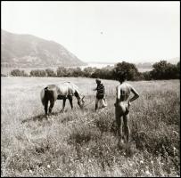 Vegyes összeállítás Menesdorfer Lajos (1941-2005) budapesti fotóművész hagyatékából, 5 db vintage NE...