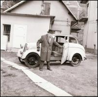 cca 1965 Megérkezett az új autó, Kotnyek Antal (1921-1990) budapesti fotóriporter hagyatékából 12 db vintage NEGATÍV, 6x6 cm