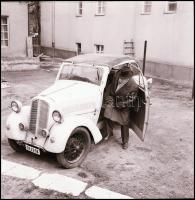 cca 1965 Megérkezett az új autó, Kotnyek Antal (1921-1990) budapesti fotóriporter hagyatékából 12 db...