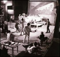 cca 1968 Autó egy filmstúdióban vetített háttér előtt, Kotnyek Antal (1921-1990) budapesti fotóripor...
