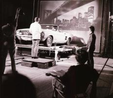 cca 1968 Autó egy filmstúdióban vetített háttér előtt, Kotnyek Antal (1921-1990) budapesti fotóripor...