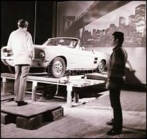 cca 1968 Autó egy filmstúdióban vetített háttér előtt, Kotnyek Antal (1921-1990) budapesti fotóripor...