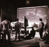 cca 1968 Autó egy filmstúdióban vetített háttér előtt, Kotnyek Antal (1921-1990) budapesti fotóripor...