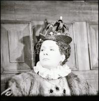 cca 1969 Angliai Erzsébet című színdarab Ruttkai Éva (1927-1986) főszereplésével, színházi riport és...