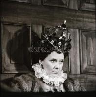 cca 1969 Angliai Erzsébet című színdarab Ruttkai Éva (1927-1986) főszereplésével, színházi riport és...