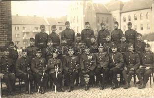 Pécs, Katonatisztek csoportképe a laktanya udvarán. Könnyű József fényképész, photo