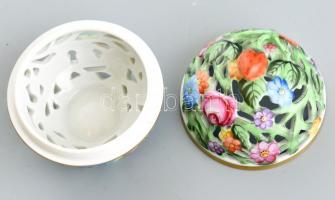 Herendi szamócás áttört bonbonier, kézzel festett, jelzett, apró kopásnyomokkal, d: 7 cm, m: 8 cm