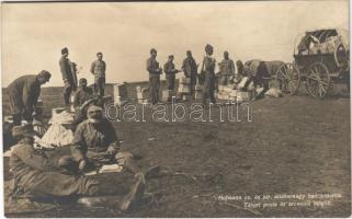 Tábori posta az arcvonal mögött. Hofmann cs. és kir. altábornagy hadcsoportja felvétele. Hadifénykép Kiállítás, Hadsegélyező Hivatal kiadványa / WWI Austro-Hungarian K.u.K. military, soldiers with field mail