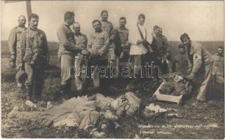 Elesettek temetése. Hofmann cs. és kir. altábornagy hadcsoportja felvétele. Hadifénykép Kiállítás, Hadsegélyező Hivatal kiadványa / WWI Austro-Hungarian K.u.K. military funeral