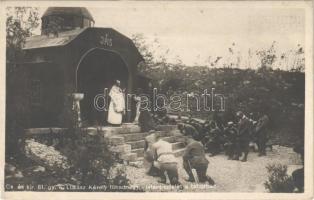 Istentisztelet a táborban. Cs. és kir. 61. gyalogezred Lukász Károly főhadnagy. Hadifénykép Kiállítás, Hadsegélyező Hivatal kiadványa / WWI Austro-Hungarian K.u.K. military field mass, soldiers praying, priest