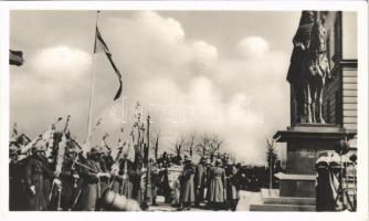 1941 Budapest I. Az 1848-49-es szabadságharci zászlók ünnepélyes hazahozatala Oroszországból. Az ünnepség előtt a Görgey szobornál / Russia returns the flags of the 1849-49 Hungarian war of independence