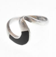Ezüst(Ag) gyűrű, fekete berakással, jelzett, méret: 53, bruttó: 2,46 g