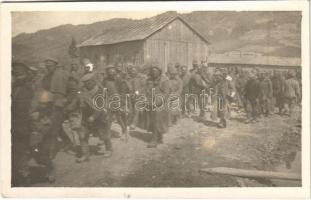 1915 Hajasd, Voloszjanka, Volosyanka; orosz hadifoglyok a laktanya előtt / Gefängene Russen vor der Baracke / WWI Russian POWs (prisoner of war) in front of the military barracks. photo (ragasztónyom / gluemark)