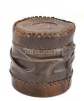 Bőrrel bevont üveg dobozka. Korának megfelelő állapotban. m: 11cm