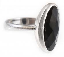 Ezüst(Ag) gyűrű, fekete kővel, jelzett, méret: 58, bruttó: 5 g