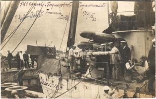 1916 Június 22, Fiume, Rijeka; SMS Csepel osztrák-magyar Tátra osztályú romboló javítási munkálatai a szárazdokkban miután San Remotól délre a BERNOULLI francia tengeralattjáró megtorpedózta, matrózok és magas rangú tengerésztisztek a roncson / K.u.K. Kriegsmarine, damaged SMS Csepel after it was torpedoed by the French submarine Bernoulli, mariners and Naval officers. photo