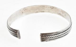 Ezüst(Ag) fonott karperec, jelzett, 5,5×5 cm, nettó: 13,41 g