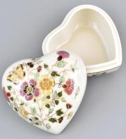 Zsolnay pillangómintás szív alakú bonbonniere, kézzel festett, jelzett, hibátlan, 11×11 cm