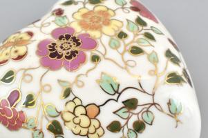 Zsolnay pillangómintás szív alakú bonbonniere, kézzel festett, jelzett, hibátlan, 11×11 cm