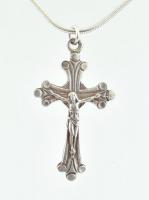 Ezüst(Ag) korpuszos kereszt függővel, jelzett, állítható h: 45-50 cm, nettó: 3,6×2 cm, nettó: 9 g