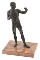Boxoló, patinázott öntött bronz, márvány talapzaton. m: 25 cm