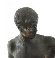 Boxoló, patinázott öntött bronz, márvány talapzaton. m: 25 cm