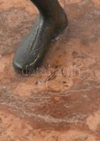 Boxoló, patinázott öntött bronz, márvány talapzaton. m: 25 cm