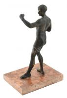 Boxoló, patinázott öntött bronz, márvány talapzaton. m: 25 cm