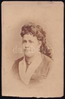 cca 1870 Marie Wilt (1833-1891) osztrák opera-énekesnő, keményhátú fotó, vágott karton, 9×6 cm