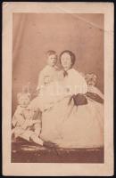 cca 1865 Nő gyermekeivel, keményhátú fotó, egyik sarkán törésnyom, 10,5×6,5 cm