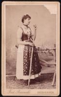 cca 1890 Nő népviseletben, keményhátú fotó Bresonkski nagykikindai műterméből, sérült, 10,5×6,5 cm