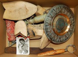 Vegyes bolhapiac tétel, benne fali réztányér, kaptafák, erotikus kis naptár és egyéb szerszámok