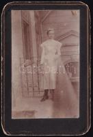 cca 1910 Konfirmáló lányról készült keményhátú fotó, 10,5×7 cm