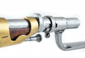 "Brown Bess" angol katonák puskájának igényes gyűjtői replikája. Hozzá szurony Réz, fém, f...