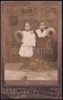 cca 1915 Gyerekek legyezővel, keményhátú portré, szecessziós hátlappal, 10,5×6,5 cm