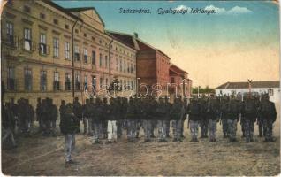 1917 Szászváros, Broos, Orastie; Gyalogsági laktanya katonákkal / K.u.k. military infantry barracks, soldiers (EK)
