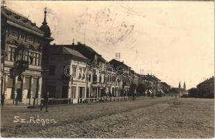 1940 Szászrégen, Reghinul Sasesc, Reghin; bevonulás, Haimann, Deutsch, Géza Dávid, Iuliu Ellek, Hugo Klemens üzlete, magyar és náci horogkeresztes zászlók / entry of the Hungarian troops, street view, shops, automobile, Hungarian and Nazis swastika flags. photo + "1940 Szászrégen visszatért" So. Stpl. (fl)