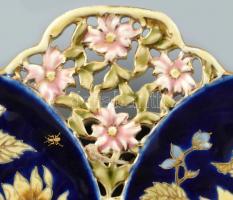 Zsolnay fali dísztál. Korának megfelelő kopásokkal, egy apró gyári tűzrepedéssel valamint csorbával....