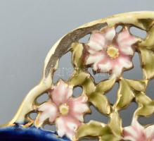 Zsolnay fali dísztál. Korának megfelelő kopásokkal, egy apró gyári tűzrepedéssel valamint csorbával....