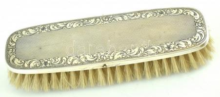 Ezüst(Ag) toalett garnitúra, kefe (2×), fésű (egy foghiány), tükör, jelzett, bruttó: 713,8 g