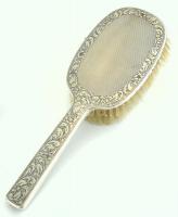 Ezüst(Ag) toalett garnitúra, kefe (2×), fésű (egy foghiány), tükör, jelzett, bruttó: 713,8 g