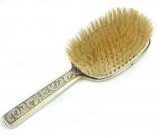 Ezüst(Ag) toalett garnitúra, kefe (2×), fésű (egy foghiány), tükör, jelzett, bruttó: 713,8 g