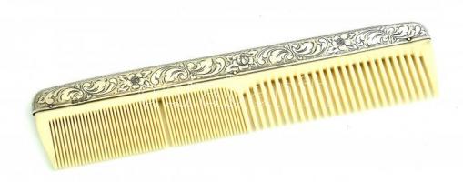 Ezüst(Ag) toalett garnitúra, kefe (2×), fésű (egy foghiány), tükör, jelzett, bruttó: 713,8 g